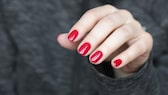 Biab Nails in einem satten Rot sind perfekt für die festliche Jahreszeit