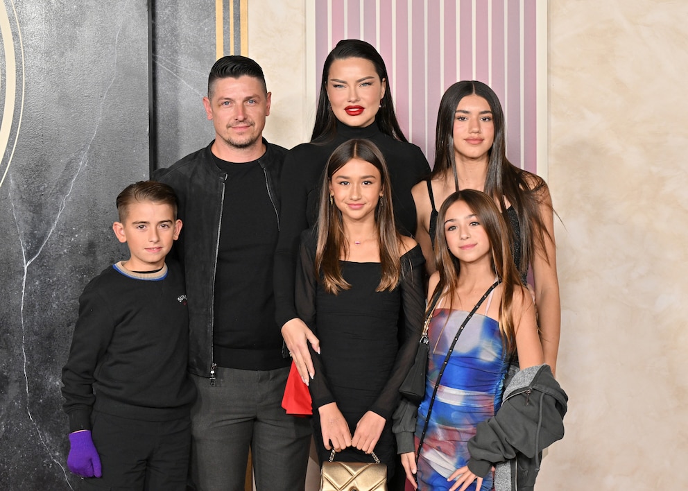 Adriana Lima und ihre Familie auf der Premiere von: The Hunger Games: The Ballad Of Songbirds (Photo by Axelle/Bauer-Griffin/FilmMagic)