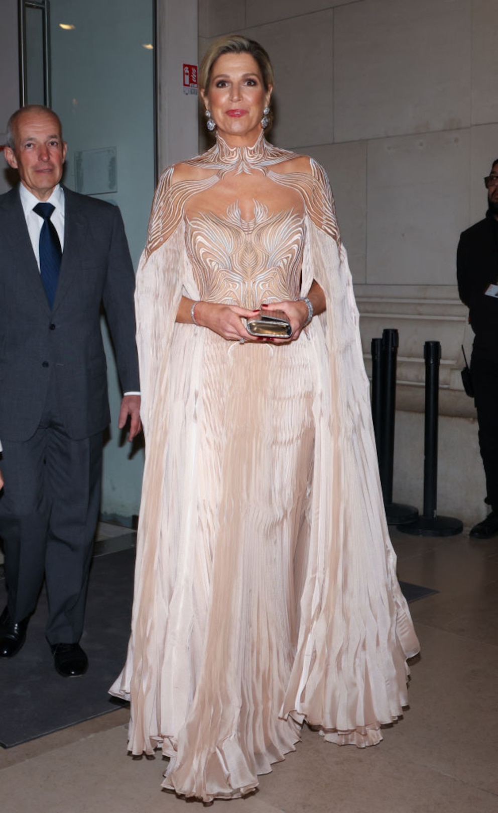 Königin Máxima im nudefarbenen Abendkleid mit transparenten Einsätzen