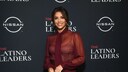 Eva Longoria im weinroten Ensemble