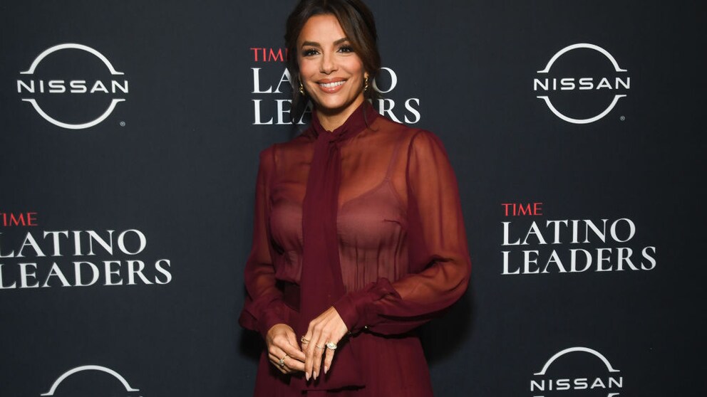 Eva Longoria im weinroten Ensemble