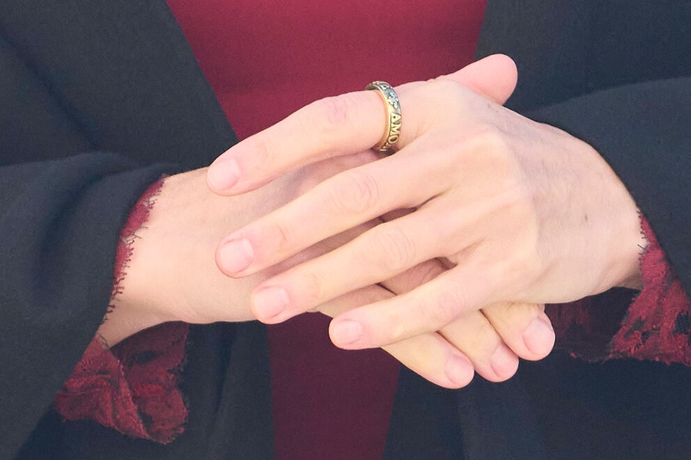 Königin Letizias Hände mit einem goldenen Ring mit Gravur