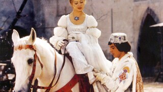 Szene aus Drei Haselnüsse für Aschenbrödel, als Brödel auf dem Pferd sitzt und der Prinz ihm den Schuh anzieht