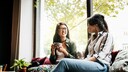Zwei Frauen im Café