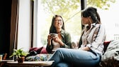 Zwei Frauen im Café