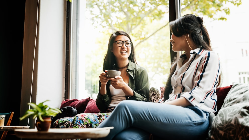 Zwei Frauen im Café