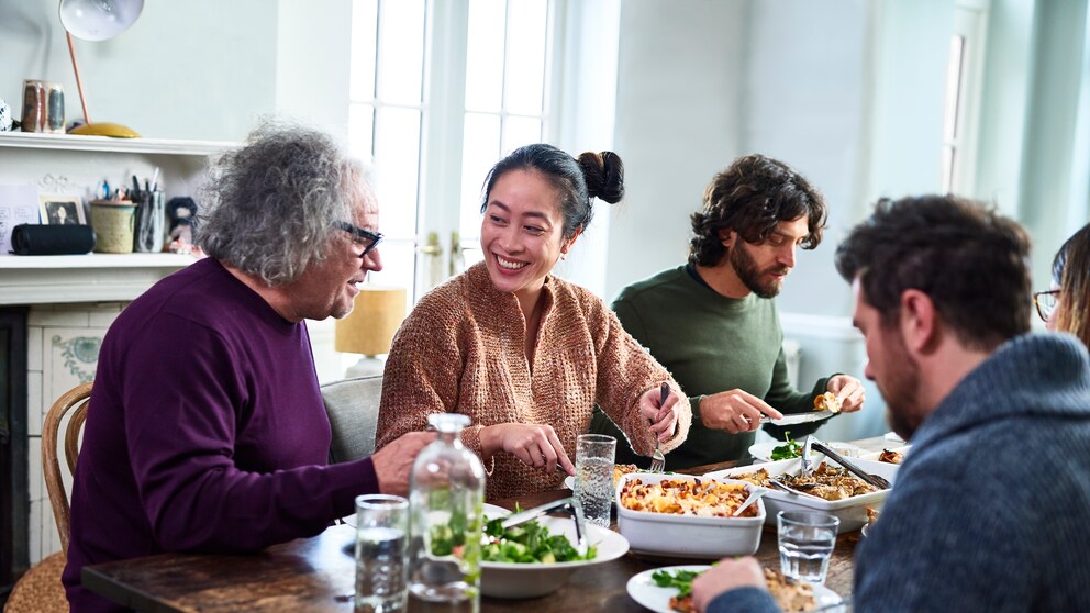 Kennen Sie das: Sie sitzen mit der Familie zusammen und plötzlich wird ein unangebrachter Kommentar über Ihren Körper gemacht? So können Sie reagieren!