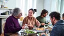 Kennen Sie das: Sie sitzen mit der Familie zusammen und plötzlich wird ein unangebrachter Kommentar über Ihren Körper gemacht? So können Sie reagieren!