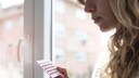 Ein Östrogenmangel kann unter anderem durch die Anti-Baby-Pille begünstigt werden