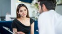 Wer sich eine Haut ganz ohne Falten wünscht, geht dafür gerne zu einer Botox-Behandlung. Kann man das jetzt auf natürlichem Wege und ohne Spritze zu Hause machen?