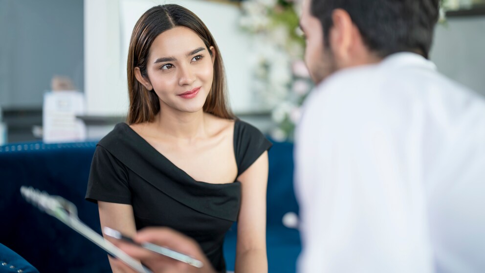 Wer sich eine Haut ganz ohne Falten wünscht, geht dafür gerne zu einer Botox-Behandlung. Kann man das jetzt auf natürlichem Wege und ohne Spritze zu Hause machen?