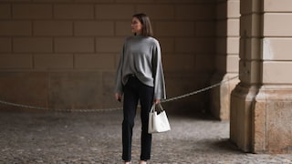 Frau in Berlin mit schwarzer Hose mit geradem Bein