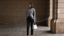 Frau in Berlin mit schwarzer Hose mit geradem Bein