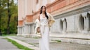 Heart Evangelista im bodenlangen weißen Kleid mit um die Taille geknoteten cremefarbenen Pulli