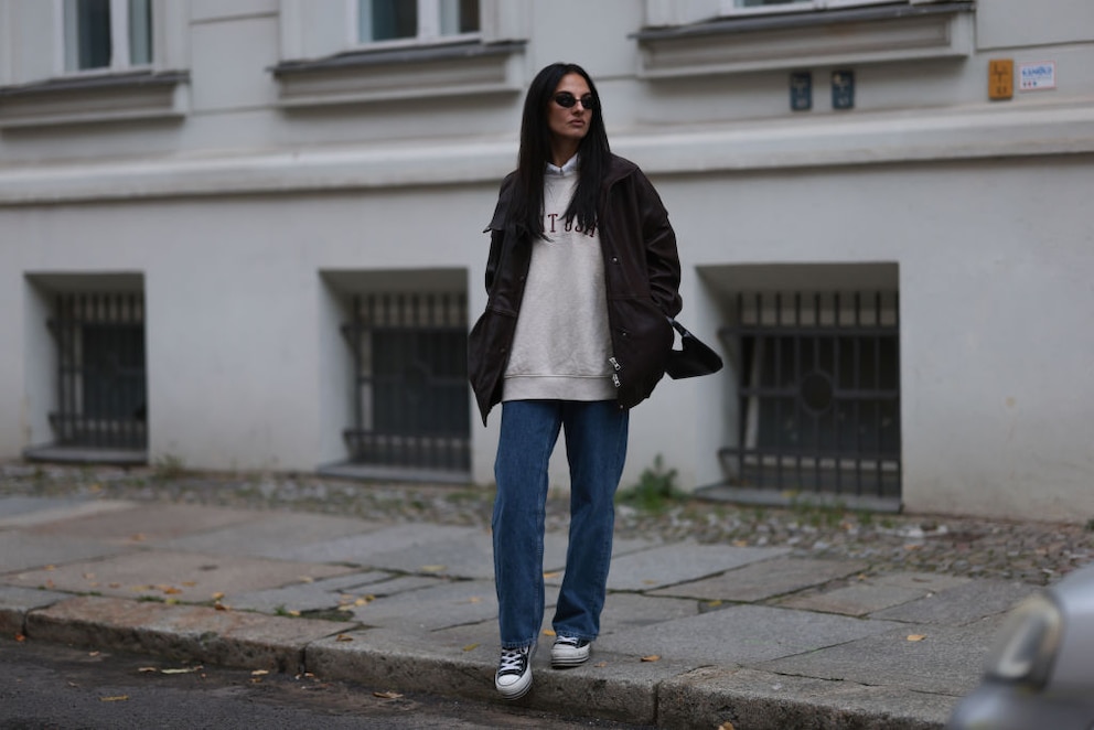 Frau in Straight Leg Jeans mit lässigem Outfit