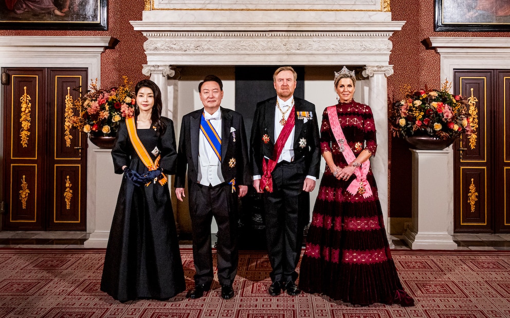 Königin Máxima im Löcher-Kleid mit Rubinen-Tiara