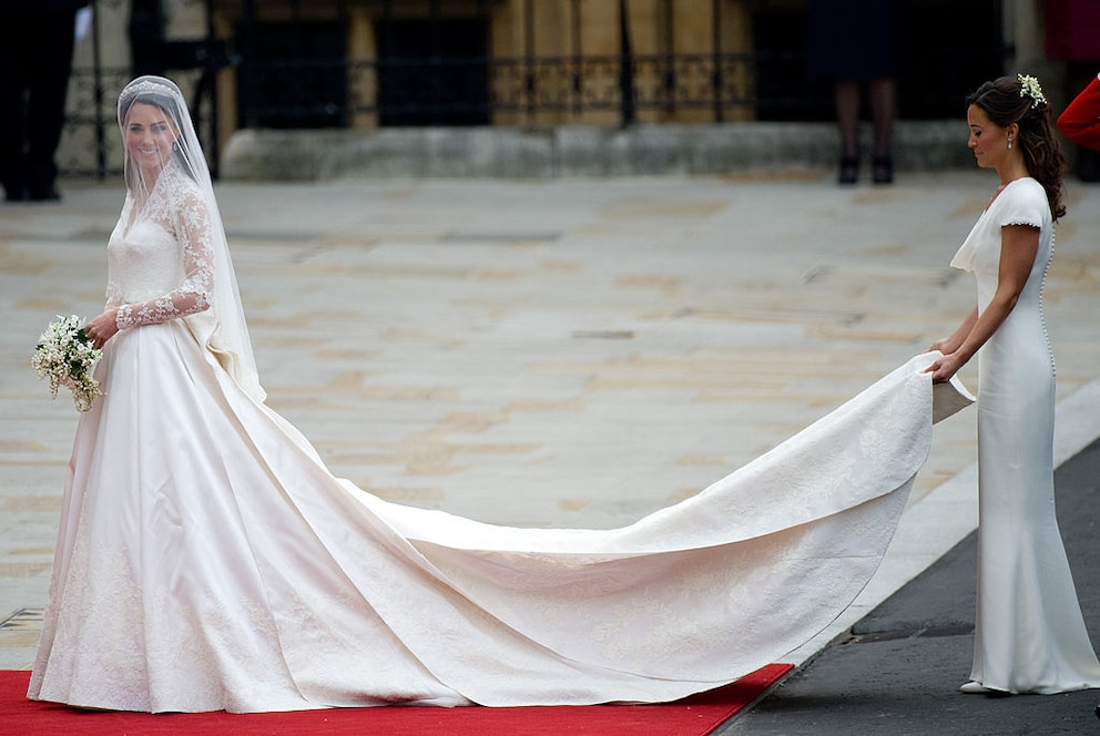 Kate Middleton an ihrem Hochzeitstag mit ihrer Schwester und Trauzeugin Pippa Middleton