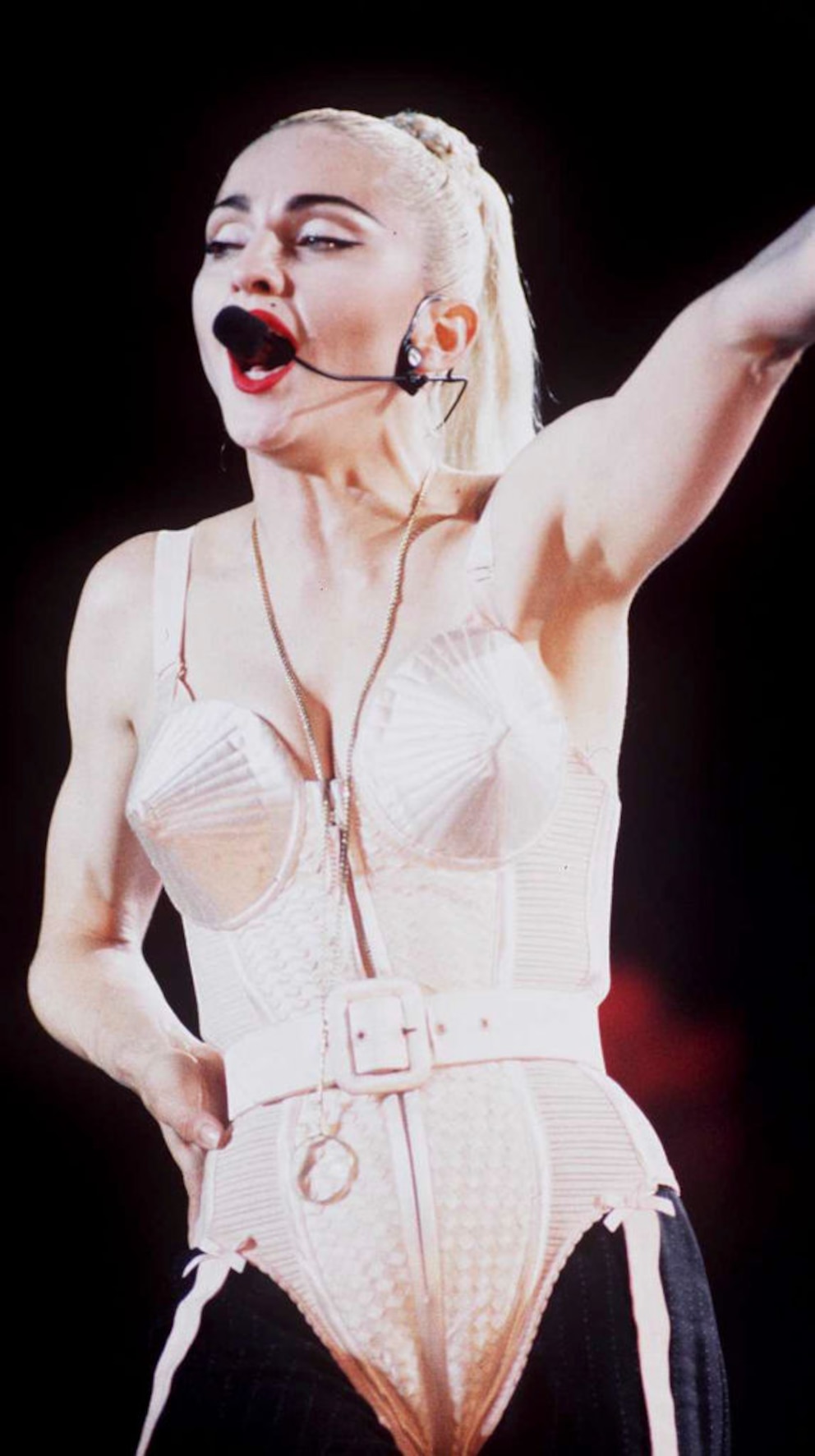 Sängerin Madonna in ihrem ikonischen Outfit
