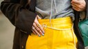Streetstyle-Shooting, Closeup, gelbe Hose, grauer Hoodie, grüne Tasche, viel Schmuck und blaue Nägel. Ein cooleres Foto als gestellte "Hier-guck-meine-Nägel"-Fotos..