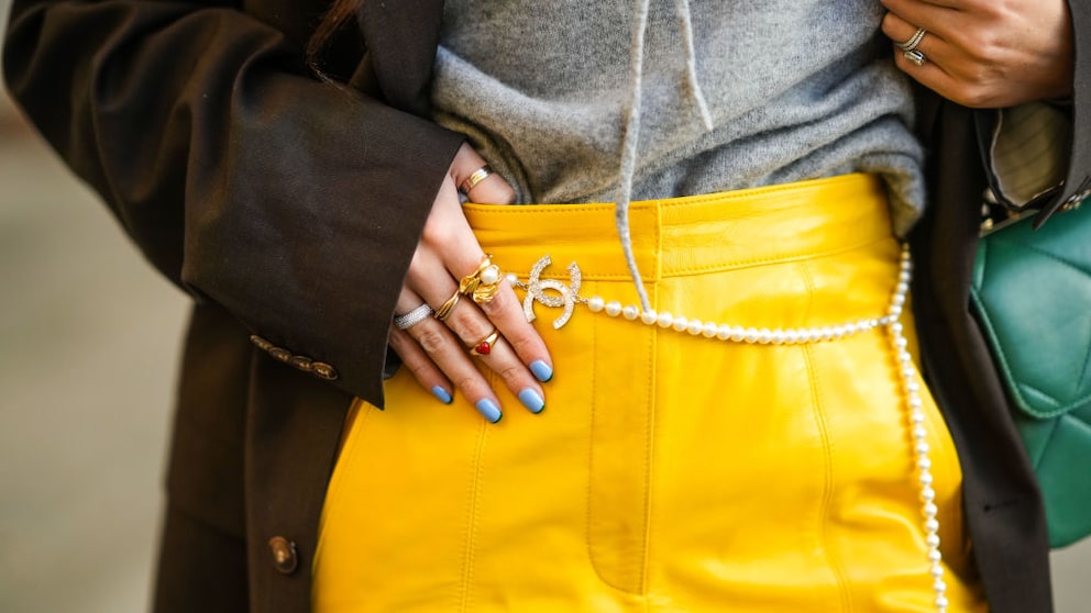 Streetstyle-Shooting, Closeup, gelbe Hose, grauer Hoodie, grüne Tasche, viel Schmuck und blaue Nägel. Ein cooleres Foto als gestellte "Hier-guck-meine-Nägel"-Fotos..