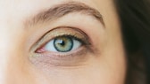 Beim Augenbrauen-Lifting werden die Härchen wie bei der Dauerwelle mit verschiedenen Lotionen in Form fixiert