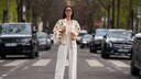 Heart Evangelista in weißem, texturierten Outfit