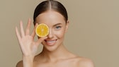 Sauer macht nicht nur lustig, sondern auch schön – STYLEBOOK verrät die 11 besten Beauty-Hacks mit Zitrone