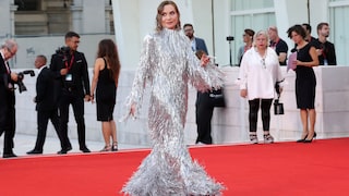 Filmstar Isabelle Huppert strahlt im metallischen Fransenkleid