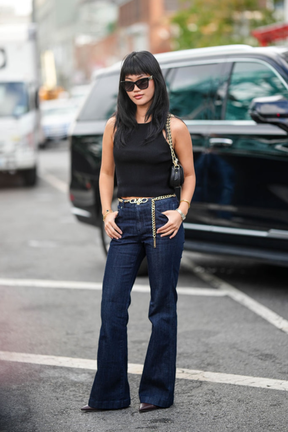 Streetstyle: Frau mit schwarzem Top und dunkelblauer Jeans