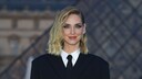 Chiara Ferragni im schwarzen Anzug vor dem Louvre in Paris