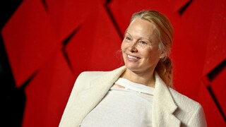 Pamela Anderson ohne Make-up auf dem roten Teppich