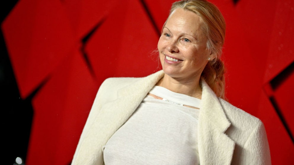 Pamela Anderson ohne Make-up auf dem roten Teppich