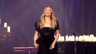 LeAnn Rimes im Dezember 2023 im schwarzen Kleid bei einer Show auf der Bühne