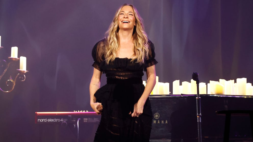 LeAnn Rimes im Dezember 2023 im schwarzen Kleid bei einer Show auf der Bühne