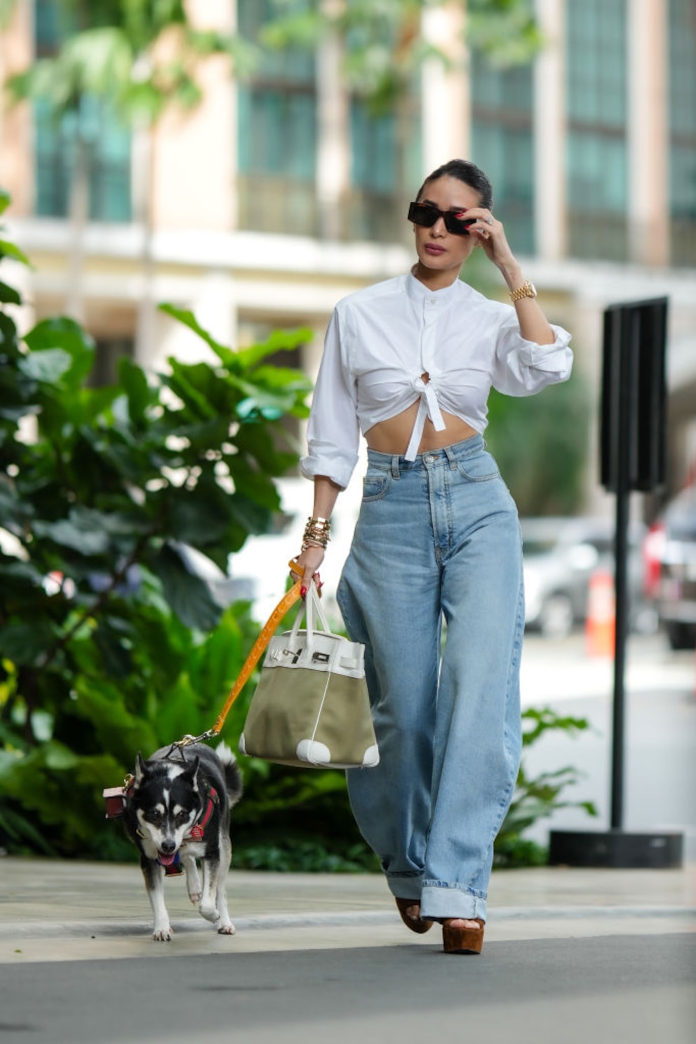 Heart Evangelista in Acid-washed Jeans und weißem Oberteil