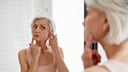 Auch wenn Falten etwas ganz Natürliches sind, kann man ihnen mit der richtigen Anti-Aging-Pflege entgegenwirken
