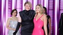 Greta Gerwig and Margot Robbie freuen sich über den „Golden Globe“ für Barbie in der Kategorie Cinematic and Box Office Achievement