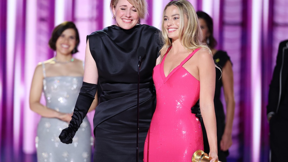 Greta Gerwig and Margot Robbie freuen sich über den „Golden Globe“ für Barbie in der Kategorie Cinematic and Box Office Achievement