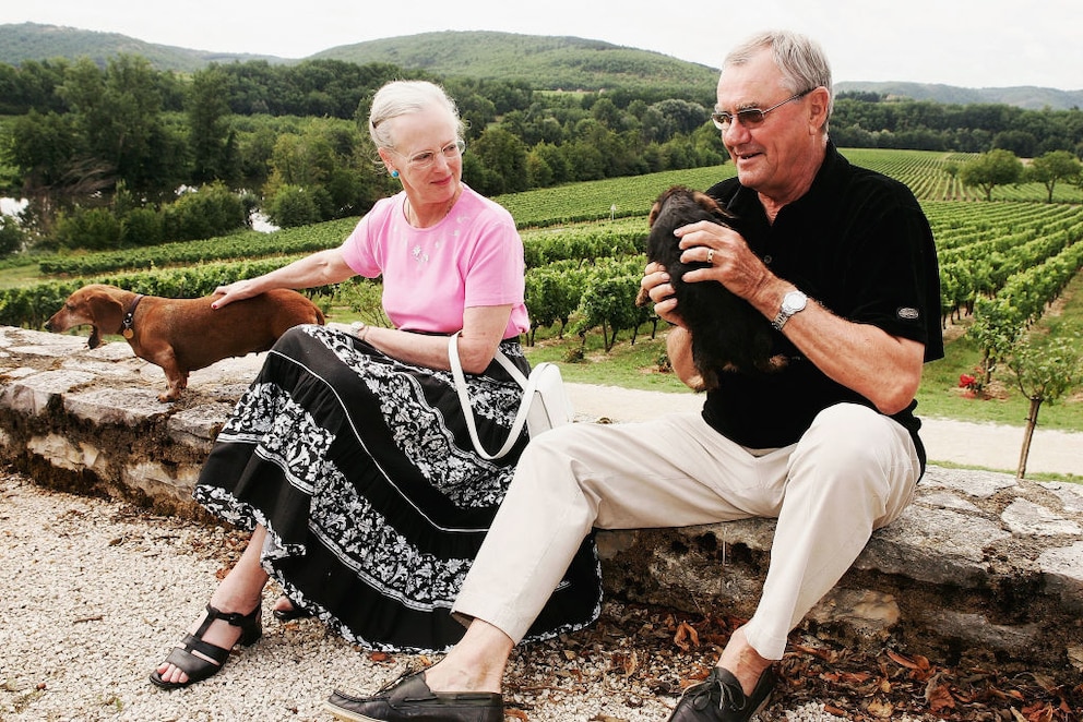 Königin Margrethe und ihr Mann Prinz Henrik 2004 mit ihren Dackeln in ihrer Sommerresidenz in Frankreich