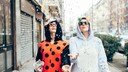 Frauen im Marienkäfer- und Einhornonesie