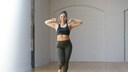 Frau in Sport-Bustier und Leggings
