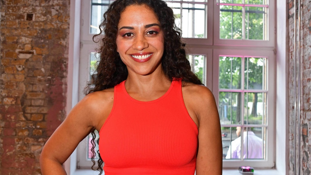 Nadja Benaissa im orangen Outfit