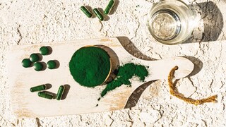 Viele Frauen schwören auf den Einsatz von Chlorophyll in Sachen Beauty – doch was ist wirklich dran?