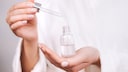 Die Technik „Retinol Sandwicht" sorgt dafür, dass die Haut den Wirkstoff sanfter aufnimmt