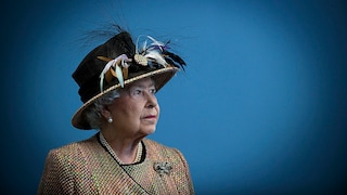 Queen Elizabeth II. vor blauem Hintergrund