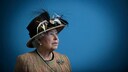 Queen Elizabeth II. vor blauem Hintergrund
