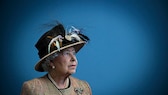 Queen Elizabeth II. vor blauem Hintergrund