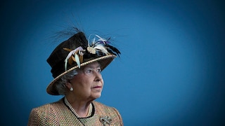 Queen Elizabeth II. vor blauem Hintergrund