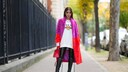 Heart Evangelista im pink-roten Mantel