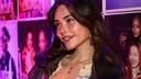 Madison Beer macht es auch: Sie trägt ihren Rouge so auf, dass er sie jünger wirken lässt! Wie das funktioniert, lesen Sie hier.